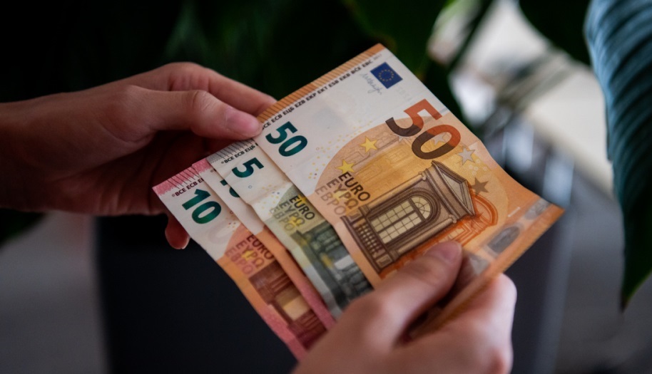 423 mld lekë cash qarkulluan jashtë bankave në 2024, shifra më e lartë në 22 vite